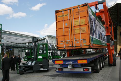 Containerhandling am Combilift-Stand im Cemat-Freigelände. (Archiv: Vogel Business Media)
