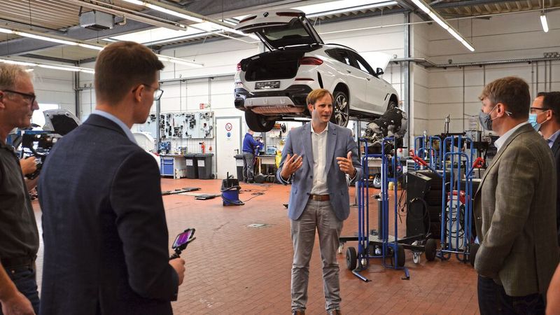 Bei einem Rundgang durchs Haus gab Geschäftsführer Martin Leuchtenberger vertiefende Einblicke. (Bild: Karin Bayha)