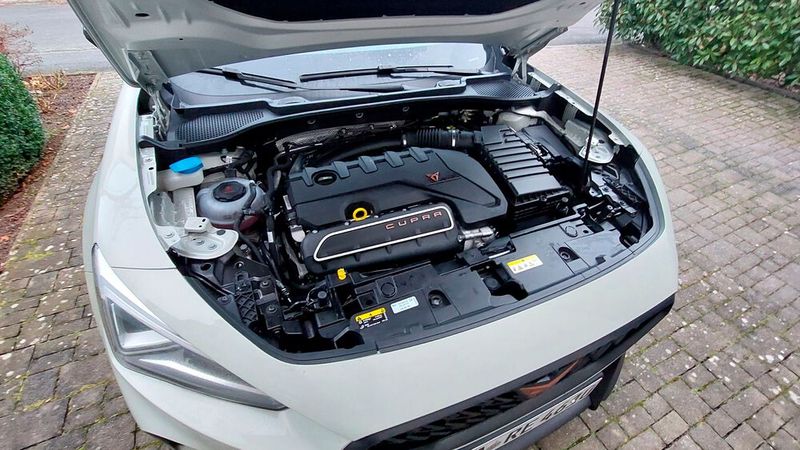 4. Der Antrieb: Unter der Haube hat Cupra einen 287 kW/390 PS starken Fünfzylinder-Motor mit 2,5 Litern Hubraum und 480 Newtonmetern maximalem Drehmoment verbaut und diesen mit einem Siebengang-Doppelkupplungsgetriebe kombiniert. Traktion ist dank Allradantrieb reichlich vorhanden, und so schießt der der Formentor auf Wunsch geradezu voran. Gerade einmal 4,2 Sekunden braucht der VZ5, um vom Stand auf 100 km/h zu beschleunigen. Schluss ist erst bei 250 km/h. Der Durst hält sich in Grenzen, solange man die Leistung nicht voll ausreizt: Bei einer defensiven Fahrweise lässt sich der VZ5 mit gut acht Litern bewegen, im Schnitt lag der Verbrauch aber bei gut neun Litern.  (Bild: Mauritz – »kfz-betrieb«)