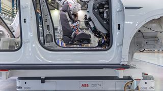 Die mobilen Roboter der Modellreihe Flexley Tug transportieren problemlos Ladungsträger unterschiedlicher Formate. (Bild: ABB)