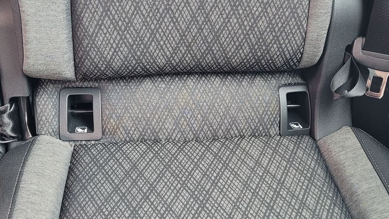 6. Die Isofix-Halterungen: Sie sind bei anderen Herstellern oft zwischen Sitzfläche und Lehne versteckt oder befinden sich hinter Klappen. Das mag optisch schöner sein, ist aber unpraktisch, da man mit den Halterungen am meist sperrigen Kindersitz den Bügel nie auf Anhieb trifft. Beim Skoda Karoq gibt es offene Schienen, in die man die Sitzhalterungen einfach einführt und einrastet. Das klappt immer. (Bild: Wehner – VCG)