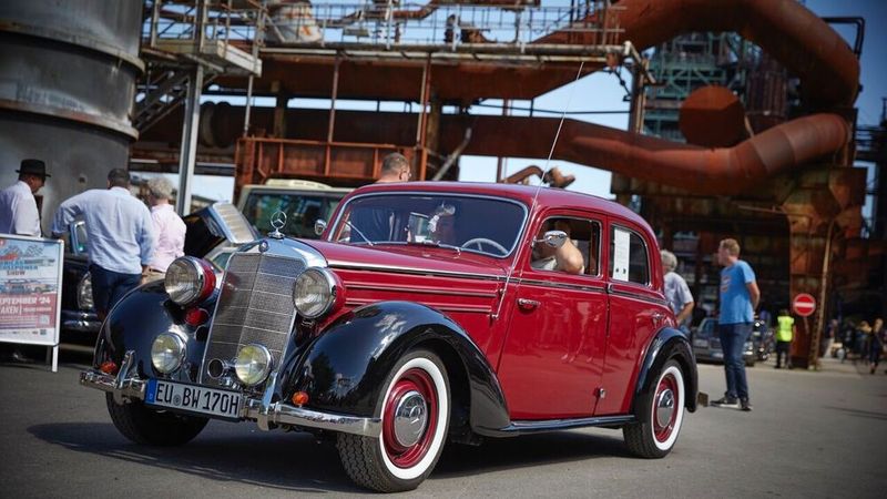 Historische Fahrzeuge vor historischer Kulisse bietet das Treffen. Motto: alle Modelljahre, alle Baureihen – hauptsache ein schöner Stern! (Bild: Schöne Sterne)