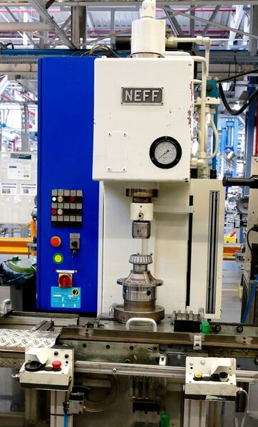 Anlässlich der Euroblech 2016 startete die Walter Neff GmbH Maschinenbau die Suche nach der ältesten, noch in Betrieb befindlichen Neff-Presse. Fündig wurde der Pressenhersteller im Mercedes-Werk Gaggenau. Hier ist eine hydraulische Einständer-Presse 6S40 aus dem Jahre 1955 noch in Betrieb. (Kuhn)