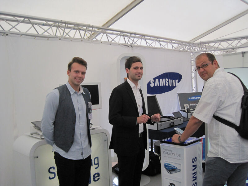 Lukas Sanders (li.) von Samsung und sein Team wissen alles über Mobilfunk. (Archiv: Vogel Business Media)