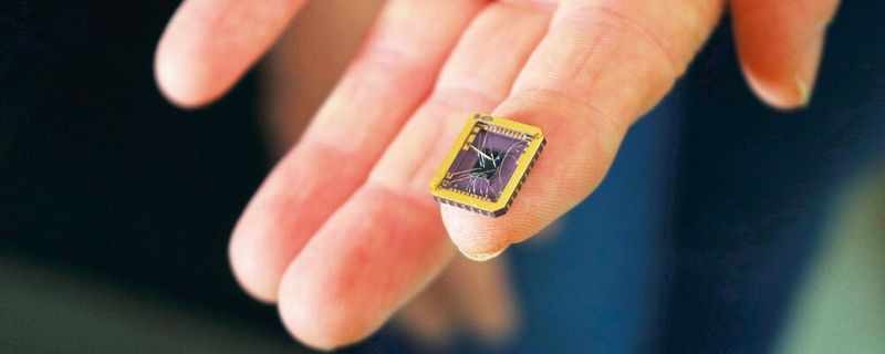 Claire Berger, Physikprofessorin an der Georgia Tech, hält das auf einem Siliziumkarbid-Substratchip gewachsene Graphenbauteil des Teams. Claire Berger, Physikprofessorin an der Georgia Tech, hält das auf einem Siliziumkarbid-Substratchip gewachsene Graphenbauteil des Teams.