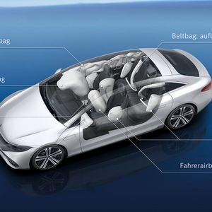In heutigen Fahrzeugen schützt ein umfangreiches System mit vielen Airbgs die Insassen.(Bild:  Daimler)