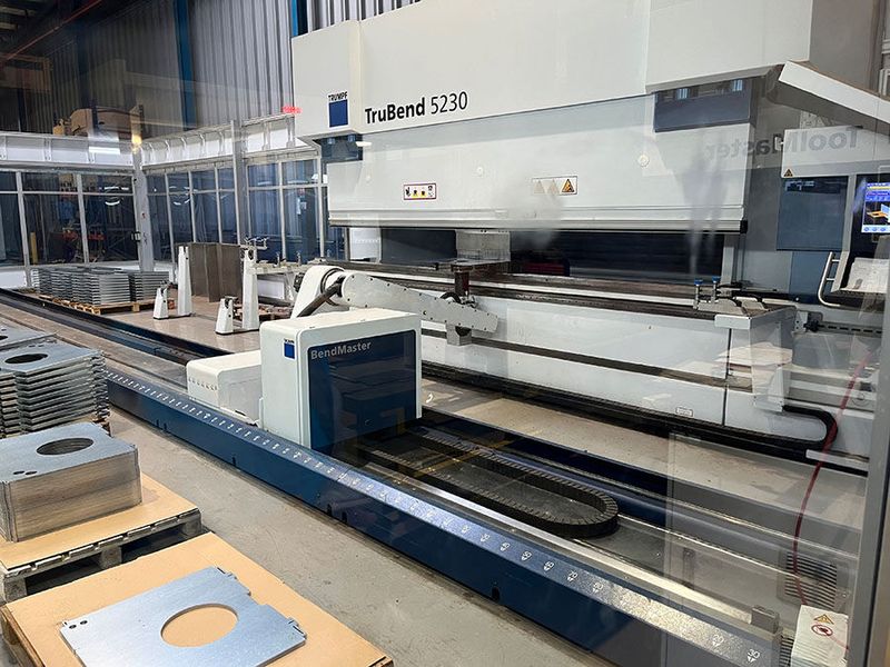 Der Roboter biegt die Kanten der Bleche für die Serverchassis in Windeseile. (Bild: ewg / Vogel IT-Medien GmbH)