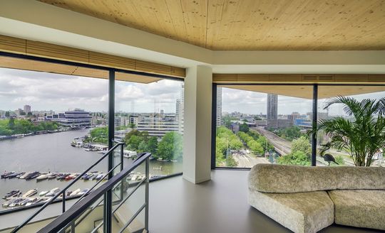 (Die Fensterflächen öffnen den Blick auf die nahe gelegene Amstel. Bild: Jannes Linders)