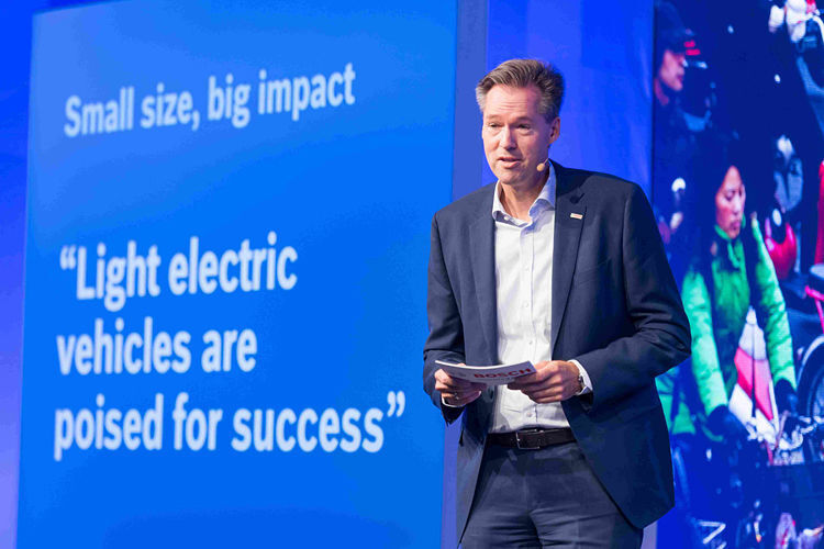 Dr. Markus Heyn, Mitglied der Geschäftführung der Robert Bosch GmbH: „Wir sind überzeugt, dass E-Mobilität künftig noch viel stärker in kleinen Segmenten durchstarten wird. Dazu bieten wir mit unserem 48-Volt-Baukasten den idealen Antrieb.“ (Bosch)