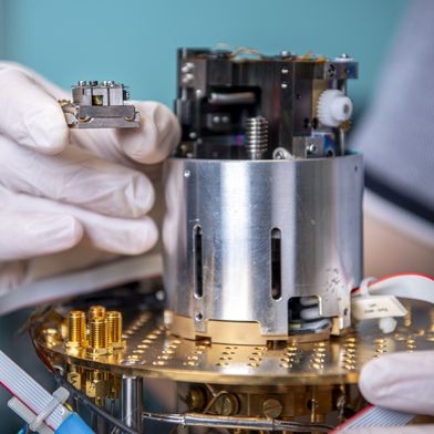 Diese optische Schnittstelle für einen Quantenspeicher wird ein wesentlicher Bestandteil von zukünftigen Quantennetzwerken sein.  (Bild: Markus Breig, KIT)
