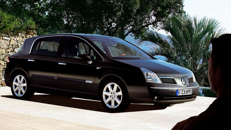 Neue Dimensionen in der Oberklasse: Der Renault Vel Satis vereinte ab 2002 den Raumkomfort eines Vans mit Haute-Couture-Design und V6-Motoren. Er wurde 2002 bis 2009 produziert und löste den Safrane ab. Das deutlich von herkömmlichen Erscheinungsbildern der oberen automobilen Mittelklasse abweichende Design wird als Grund für geringe Verkäufe angesehen: 2003 konnte Renault in Deutschland gerade einmal 1.570 Exemplare absetzen, ein Jahr später waren es nur noch 699 und 2008 gerade mal 51 Stück. (Bild: Renault)