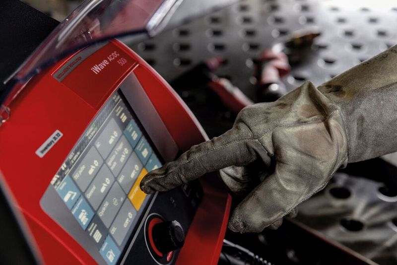 Intuitiv zu bedienenden ist das Touch-Display der i-Wave von Fronius, was  auch mit Handschuhen kein Problem darstellt. (Bild: Fronius)