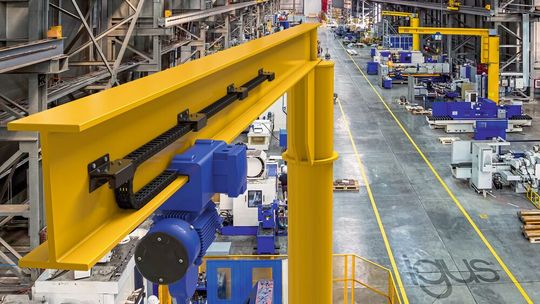 Le système de guidage de l'énergie guidelok swing de la société igus est unique en son genre et permet aux utilisateurs d'augmenter la fiabilité et la productivité de leurs grues et ponts. Le système de guidage de l'énergie guidelok swing de la société igus est unique en son genre et permet aux utilisateurs d'augmenter la fiabilité et la productivité de leurs grues et ponts.