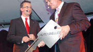 Zur Eröffnungsfeier hatte Burkhard Weller (re.) mehrere Tausend Gäste ins neue Autohaus geladen. Zum Programm gehörte auch die offizielle „Schlüsselübergabe“. (Archiv: Vogel Business Media)