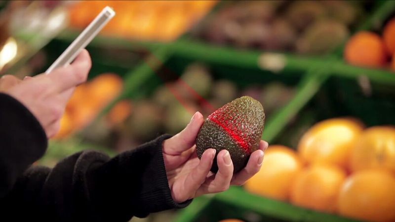 Das Fraunhofer IPMS arbeitet an einem miniaturisierten Spektrometer, das helfen kann, den Umgang mit Lebensmitteln zu verbessern. Das Mikrospektrometer kann die Zusammensetzung, den Reifegrad und auch die Qualität von Lebensmitteln bestimmen. Die Nahinfrarotanalyse kann zudem Aussagen über Säuregrad und Zuckergehalt treffen oder darüber, ob der Apfel eine Druckstelle hat, die erst morgen als braune Stelle sichtbar wird. Auf diese Weise soll es dazu beitragen, dass Nahrungsmittel rechtzeitig verzehrt werden und nicht in den Müll wandern. Mittlerweile ist das am Fraunhofer IPMS entwickelte Spektrometer so klein, dass es in Smartphones verbaut werden könnte. (Fraunhofer IPMS)