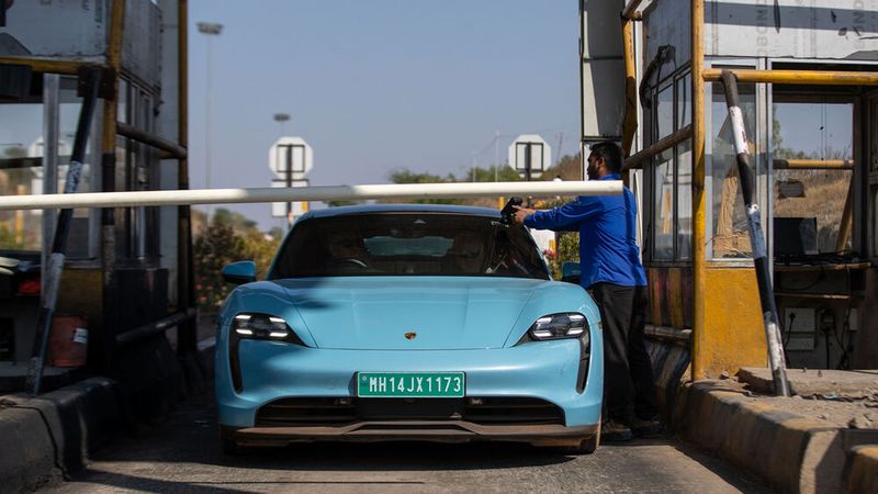 Wenn der automatische Scanner der Mautstation nicht funktioniert, ist Handarbeit gefragt. (Bild: Porsche)