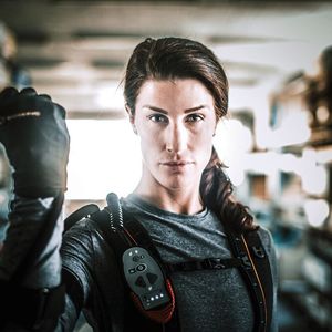 Volle Power: Im Handschuh des Exoskeletts «Ironhand» sorgen kleinste Kugelgewindetriebe mit kaltgerollten Spindeln für hohe Leistungs- und Kraftdichte. 