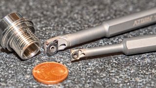 Die Nachfrage nach miniaturisierten Bauteilen wächst – darauf müssen sich auch Werkzeughersteller bei der Entwicklung neuer Systeme einstellen.  (Hahn+Kolb Werkzeuge)