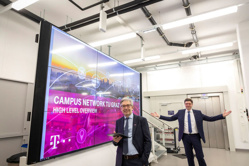 Der Projektleiter der Smart Factory Rudolf Pichler (l.) sowie der Leiter des Instituts für Fertigungstechnik Franz Haas präsentieren das campuseigene 5G-Netz: Die gesamte Pilotfabrik der TU Graz ist damit ausgestattet. (Lunghammer / TU Graz)