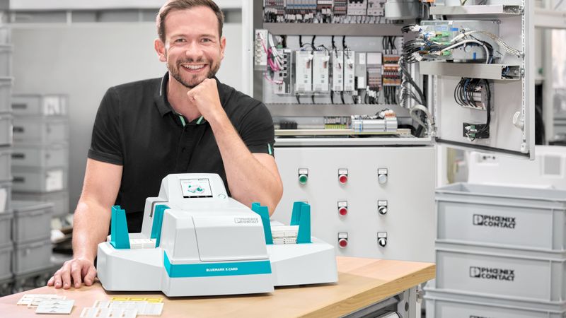 Mit dem neuen UV-Inkjet-Drucker Bluemark E.Card lässt sich Kartenmaterial effizient kennzeichnen.(Bild:  Phoenix Contact)