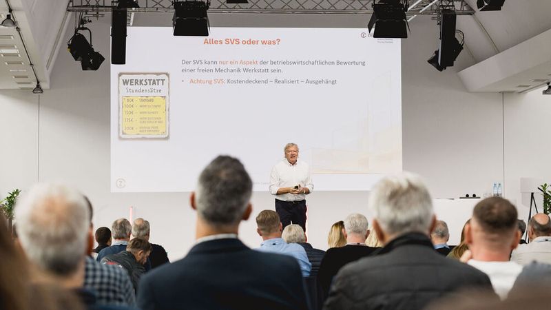 Im Anschluss ging es mit den Vorträgen weiter: Unternehmensberater Michael Zülch rechnete vor, warum der Standard-Stundensatz bei Hochvolt-Arbeiten nicht reicht. (Bild: Stefan Bausewein)