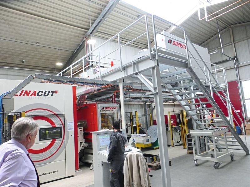 A combination of the Linacut with the Linapunch in Issum has been set up over two storeys, at the customer’s request, to save floor space. (Frauke Finus)