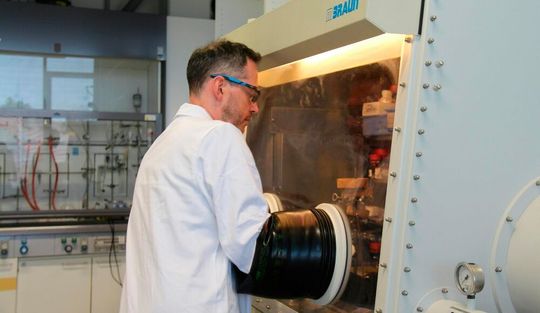 Der Grazer Chemiker Johann Hlina will Kohlendioxid nicht so einfach in der Luft „herumängen“ lassen. Er sorgt lieber dafür, dass daraus Kunststoffe werden können. Als Katalysatoren nutzt er auch Systeme mit Seltenerdmetallen. Lesen Sie hier, wie er sich das vorstellt ...(Bild:  Universität Graz / J. Stöllinger)