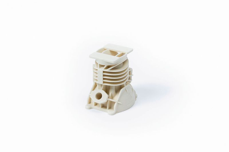 Ein gedruckter Zweitaktmotor und zum Vergleich der 3D-Bauraum einer VX1000 gefüllt mit 780 dieser Zweitaktmotoren. (Voxeljet)