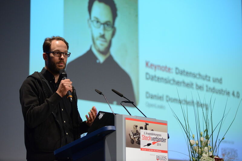 Daniel Domscheit-Berg: Während seiner Keynote Datenschutz und Datensicherheit bei Industrie 4.0 auf dem Steckverbinderkongress in Würzburg (VCG)
