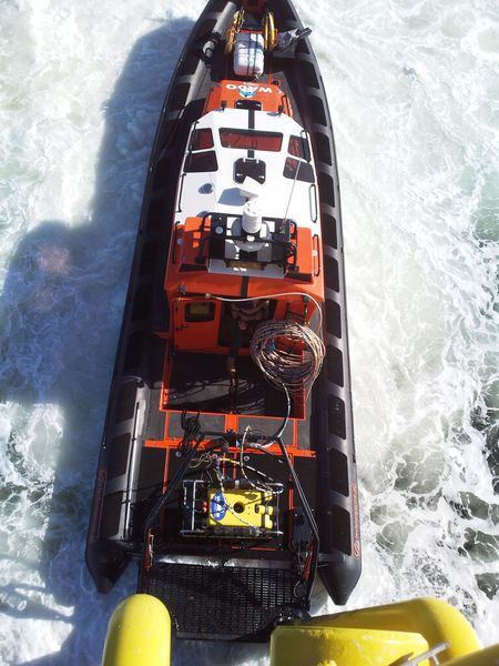 Das mit den Tubus-Strukturdämpfern ausgerüstete Boot auf dem Weg zum Wartungseinsatz in einem der Windparks. (Bild: ACE Stoßdämpfer, Wals Diving & Marine Service)