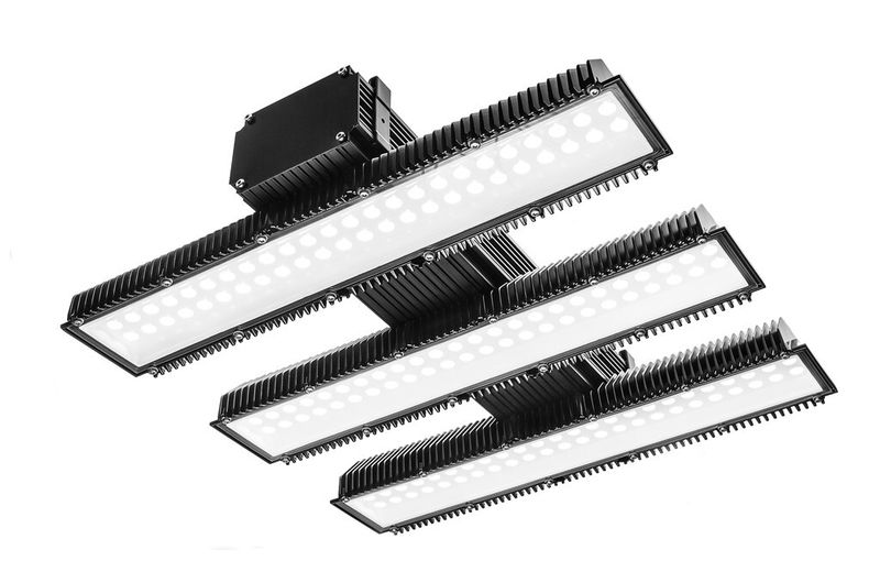 Dreiflammiger Hallendeckenstrahler der Deutschen-Lichtmiete-Unternehmensgruppe (Deutsche Lichtmiete)