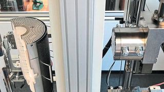 Hauptprüfraum (für Zug- und Druckversuche bei Raumtemperatur) und Nebenprüfraum (für Hochtemperatur–Zugversuche) an der Z250 SNS Allround-Line.
 (Zwick Roell)