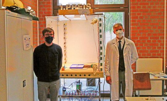 Der erste Preis geht an das Team des Robert-Havemann-Gymnasiums. Dort bauten Schüler selbstständig ein Klimamodell, um den Treibhauseffekt experimentell nachzuweisen.(Bild:  VCI)