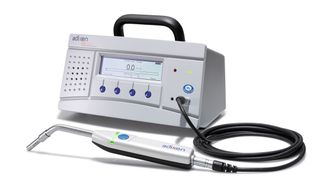 Schnell, einfach in der Handhabung und robust – Lecksuche mit dem neuen mobi-len Wasserstoff-Lecksucher ASH 2000  (Bild: Alcatel Hochvakuum Technik)