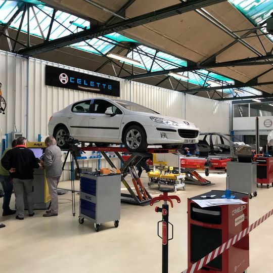 In der Firmenzentrale von Celette im französischen Vienne entstehen die Richt- und Messsysteme des Unternehmens. Auch Schulungen und Weiterbildungen finden hier statt. (Bild:  »kfz-betrieb« / Schweitzer)