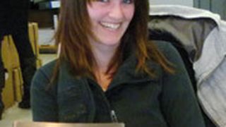 Christine Salomon sorgt für einen charmanten Empfang im Autohaus Köstner. Sie erklärt den Kunden die Vorteile der Köstner-Card. (Foto: Lulei)