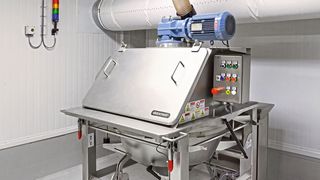 Mittelkomponenten werden über mobile Aufgabestationen befüllt. (Bild: Daxner)