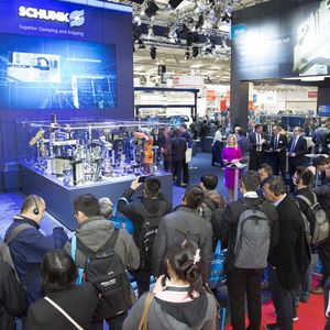 Gripping Meets Industrie 4.0: Schunk präsentierte auf der Hannover-Messe intelligente Greiftechnik für smarte Produktionsprozesse.