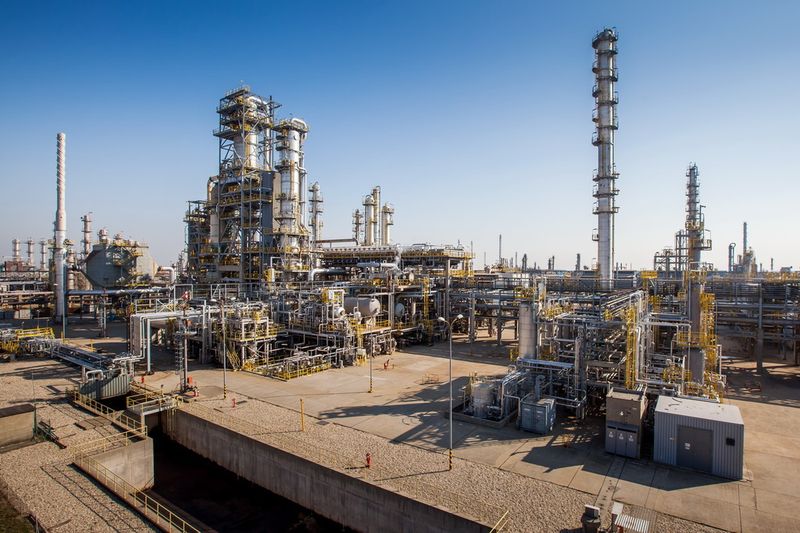 Slovnaft in Bratislava is supplier of refinery products in Slovakia and it produces a broad range of petrochemical raw materials. In the water treatmant plant of the refinery complex, lanxess' Lewabrane elements have been running for over eight months now. (Picture: Jaroslav Repta/Lanxess)