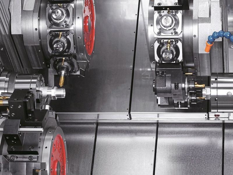 Die ABX-THY3 ist eine Multitasking-Drehmaschine mit insgesamt zwölf Achsen und drei Revolvern für 36 angetriebene Werkzeuge. Dank dreier Y-Achsen lassen sich mehrere Bearbeitungsoperationen gleichzeitig in einem Arbeitsgang simultan erledigen und so komplexe Werkstücke in einer Aufspannung mit hoher Präzision bearbeiten. (Bild: Citizen Machinery Europe GmbH)