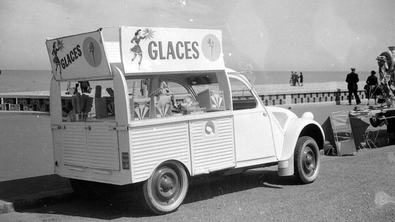Getreu dem alten Motto „Platz ist in der kleinsten Hütte“ fungierte die Kastenente auch als mobiler Verkaufswagen. (Bild: Archives Terre Blanche / Photononstop)