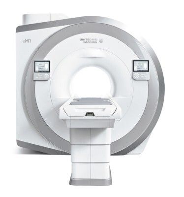 Red Dot Award 2015 - Magnetresonanztomograph 129 uMR 570 von Hersteller Shanghai United Imaging Healthcare, China: Der Magnetresonanztomograph uMR 570 bietet einen hohen Bedienkomfort. Touchscreen und Tastenfeld sind in das Portal integriert, sodass der Anwender nah am Patienten ist und sich besser auf ihn konzentrieren kann. Über den Touchscreen lassen sich die Belüftung, das Umgebungslicht sowie die Musikeinstellungen nach den Wünschen des Patienten einrichten. Das aus einem Stück gefertigte Aluminiumbedienfeld mit gerundeten Kanten ist leicht angeschrägt und dadurch bequem zu betätigen. Ein breites Loch mit durch Fasertechnologie erzeugtem Umgebungslicht hilft, den Platzangststress des Patienten zu lindern. Zudem verbraucht das Gerät bei normalem Betrieb kein Helium, was die Umwelt schont. (Bild: Red Dot)