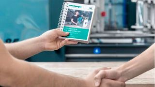 Was hier von einer in die andere Hand weitergegeben wird, ist ein kleiner Ratgeber, der Spritzgießern das Leben erleichtert. Er wurde vom SKZ und Meusburger erarbeitet. Dem SKZ war das Ergebnis so wichtig, dass Meusburger sich jetzt Premiumpartner nennen darf. (Bild: Meusburger)