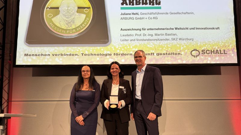 Bettina Schall, Managing Director of P. E. Schall GmbH & Co. KG, Juliane Hehl, Managing Partner for Global Marketing at Arburg, and Prof. Dr.-Ing. Martin Bastian, Chairman of the Board of SKZ, at the awards ceremony held during the opening press conference.(Bild:  PlastXnow)