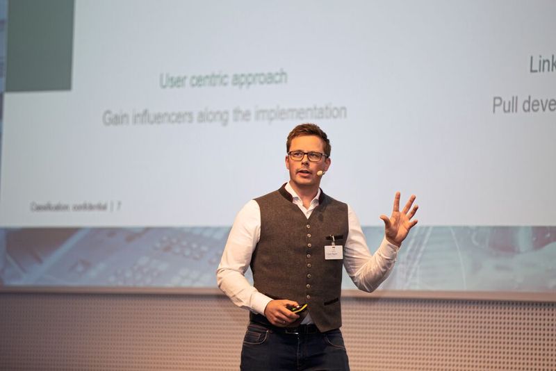 Tobias Wigand, KI-Experte bei RLE in seinem Vortrag „KI-gestütztes Engineering“ den Nutzen  Künstliche Intelligenz für die Konstruktion.  (Bild: VCG)