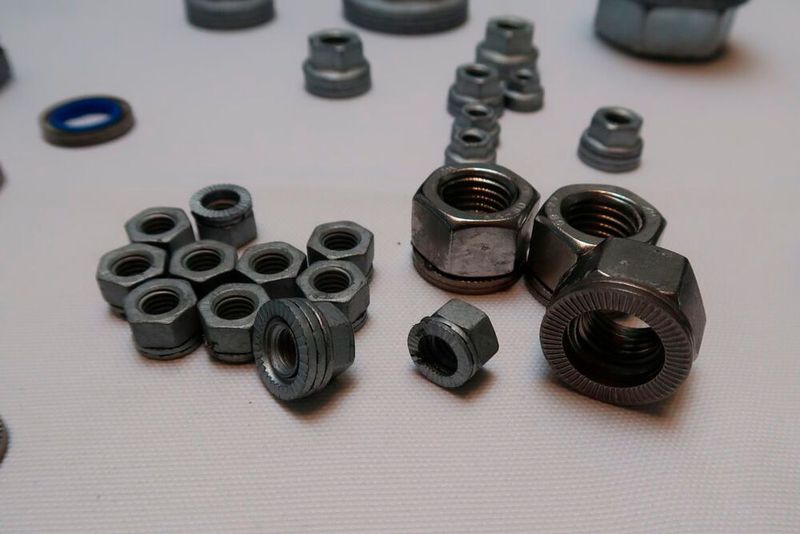 Heico Befestigungstechnik stellte seine Schraubensicherung Heico-Lock Plus vor. Sie kombiniert zur leichteren Montage Standard-Sechskantmuttern nach ISO 4032 durch eine flexible Klebeverbindung mit Heico-Lock-Keilsicherungsscheiben. (Bild: D. Quitter - VCG)