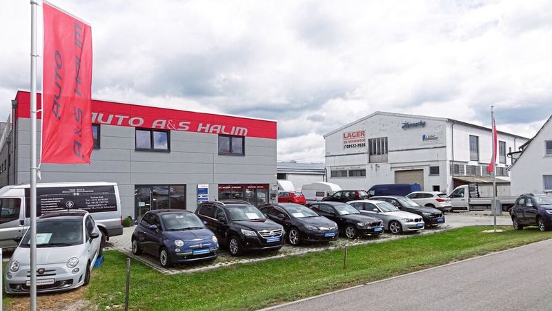 Seit Kurzem ergänzt ein Neu- und Gebrauchtwagenverkauf das Angebot bei Auto Halim. Und deren optische Darbietung kann es mit jedem Markenpartner aufnehmen. (Bild: Dominsky/»kfz-betrieb« )