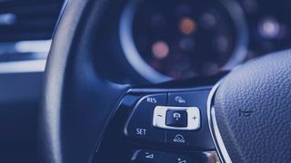 Moderne Autos sammeln und produzieren permanent Daten, unter anderem über die gefahrene Geschwindigkeit, das Fahrverhalten und die Nutzung verschiedener Assistenzen. Wer auf welche Daten zugreifen darf, soll die EU-Kommission festlegen. (Bild: gemeinfrei)