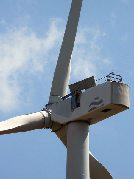 Im Durchschnitt steht ein Windrad nach einem Blitzschlagschaden etwa 35 Stunden still. Kleinere Defekte, etwa in der Elektrik, lassen sich zwar schneller beheben, treten aber auch häufiger auf.  (Bild: pixelio.de/Thomas Blenkers)