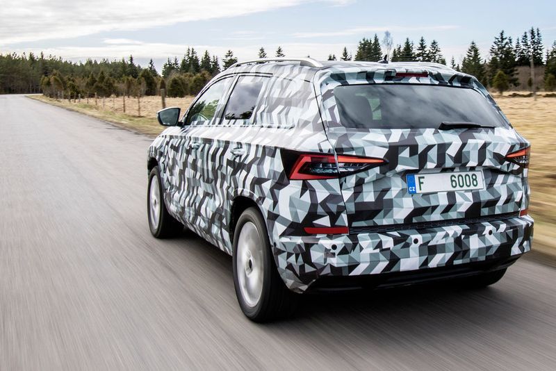 Allerdings sind auch die verwandtschaftlichen Beziehungen zum Seat Ateca nicht zu übersehen. Beide Kompakt-SUVs stehen auf der gleichen Konzernplattform. (Skoda)